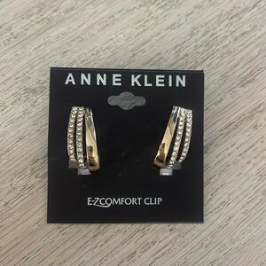 Women’s clip earings
